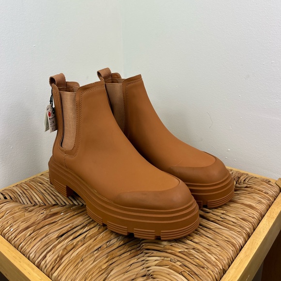 NWT Zara Tan Rubberized Platform Boots Sz 7 - Picture 2 of 11